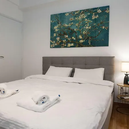 Stylish Renovated 2 Bd In Exarcheia Athens