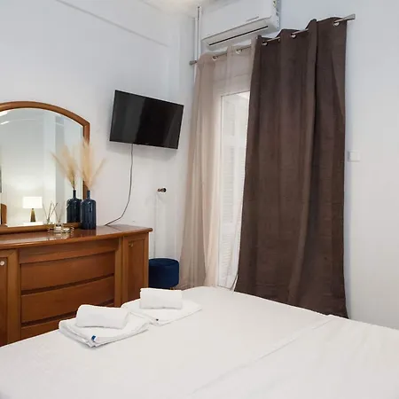 Stylish Renovated 2 Bd In Exarcheia Athens