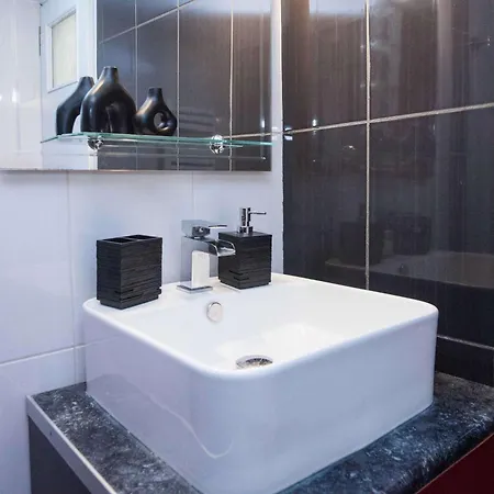 Stylish Renovated 2 Bd In Exarcheia Apartment *