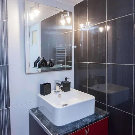 Apartment Stylish Renovated 2 Bd In Exarcheia *