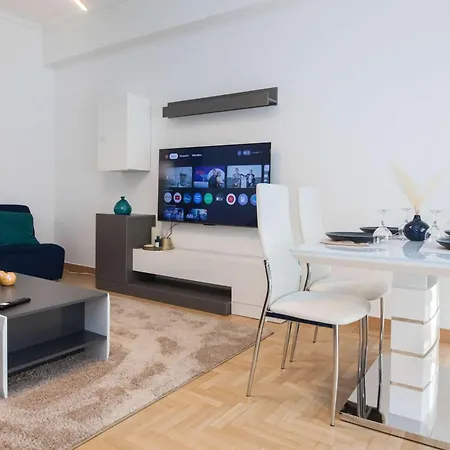 Stylish Renovated 2 Bd In Exarcheia Athens