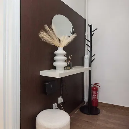Stylish Renovated 2 Bd In Exarcheia *